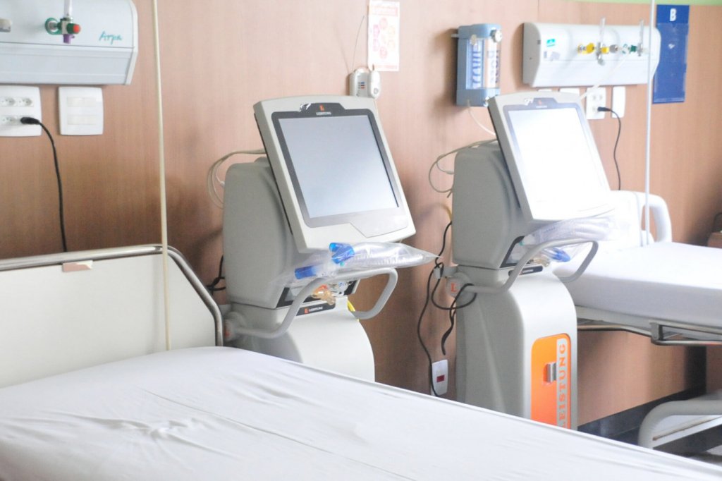 Hospitais de todo o país se mobilizam para importar remédios do ‘kit intubação’