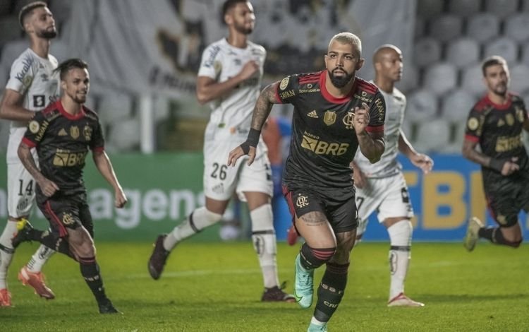 Com três gols de Gabigol, Flamengo goleia Santos na Vila Belmiro