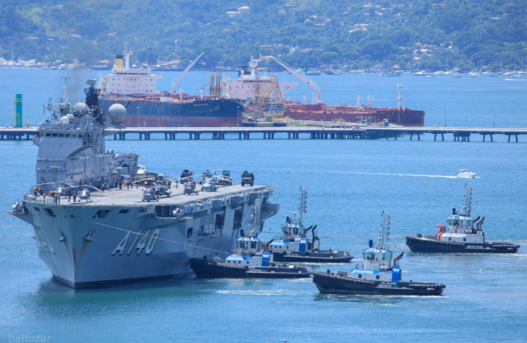 Navio gigante da Marinha chega a São Sebastião com hospital de campanha, suprimentos e militares para ajudar na força-tarefa