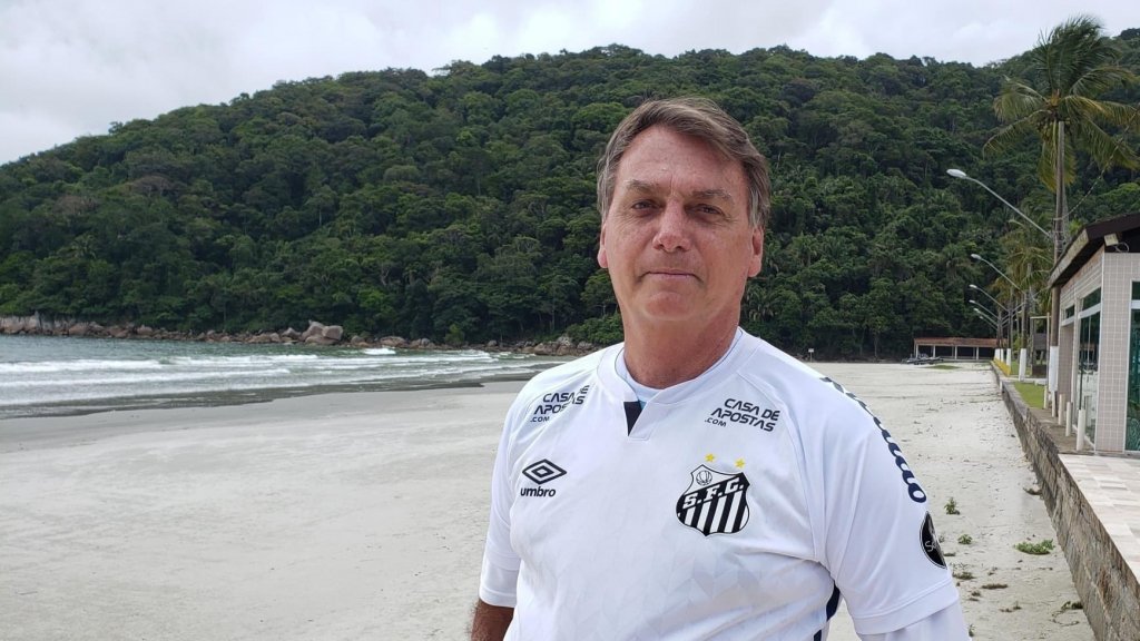 Bolsonaro posa com a camisa do Santos e vai à Vila Belmiro em jogo beneficente