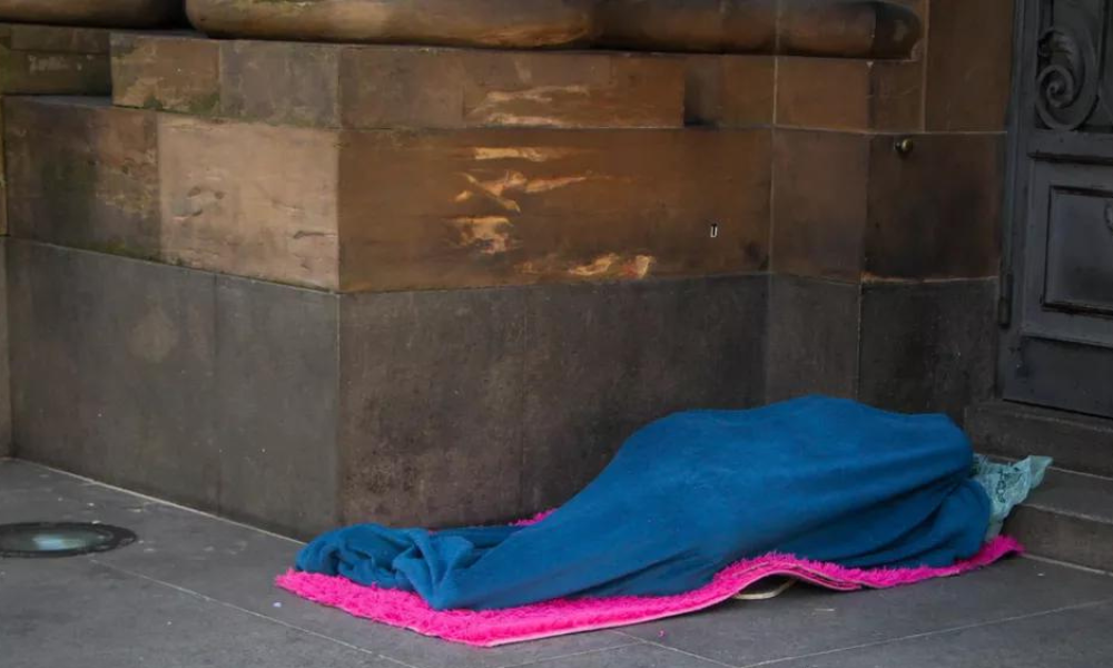 Prefeitura de SP instala tendas para atender pessoas em situação de rua durante o frio