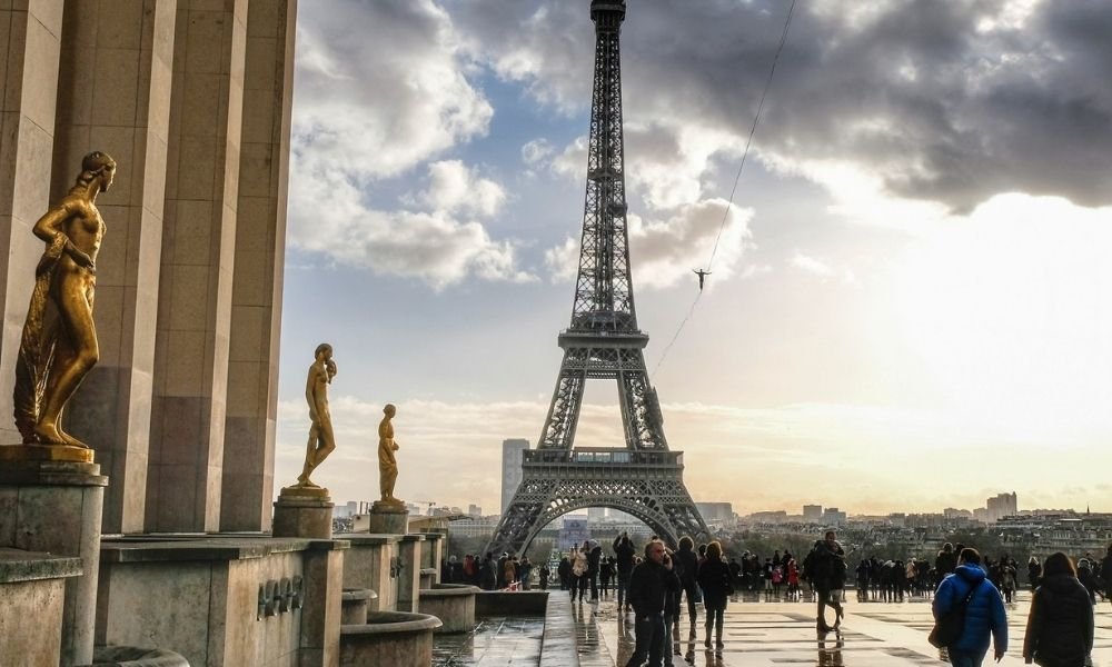 Atleta francês bate recorde em fita de slackline a partir da Torre Eiffel
