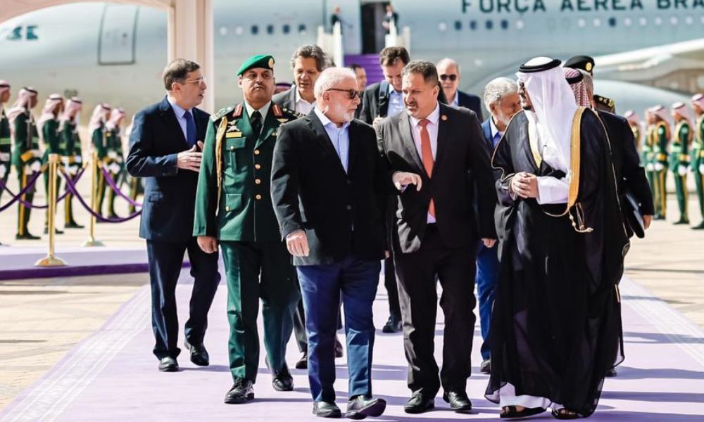 Lula desembarca na Arábia Saudita para reunião com o príncipe Mohammed bin Salman