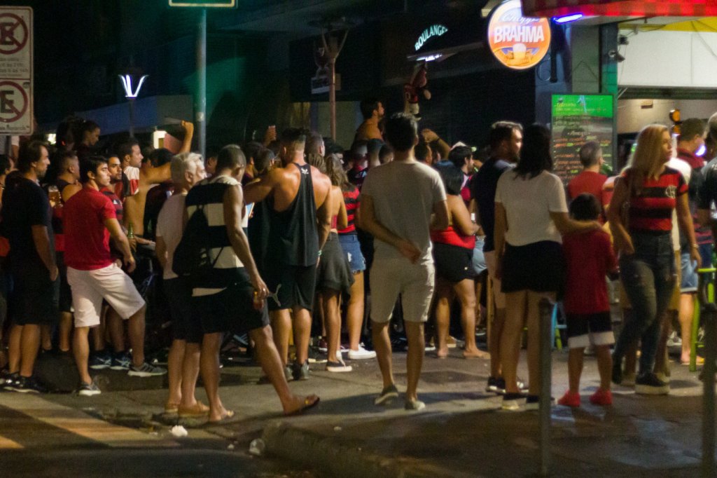 Flamengo retorna ao Rio com festa de torcedores e aglomeração após título