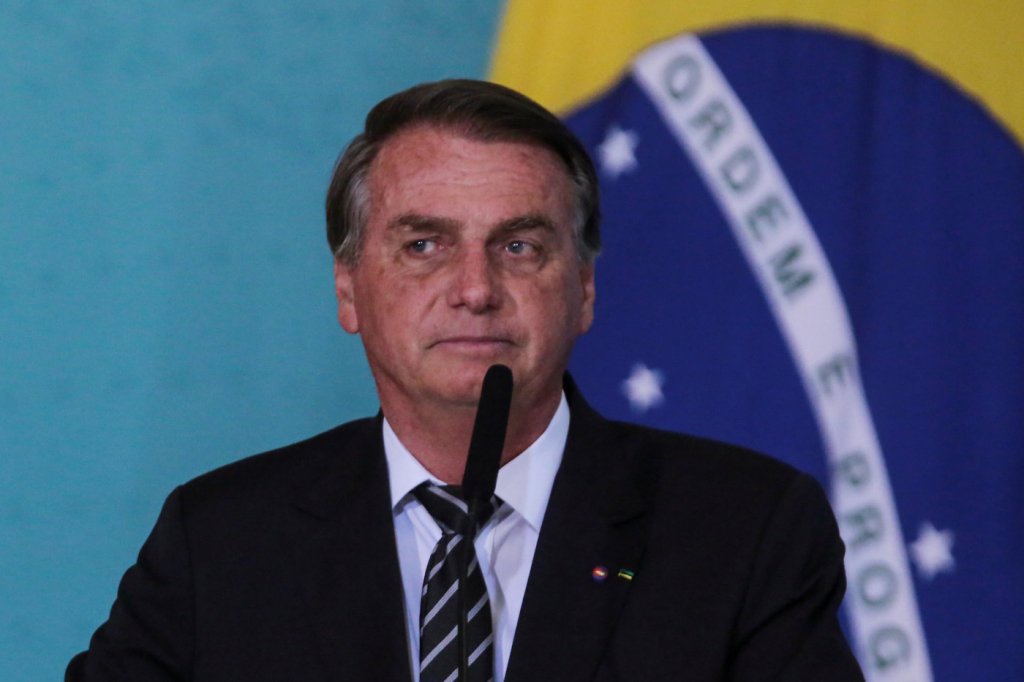Bolsonaro diz que foi obrigado a vetar projeto para distribuição de absorventes