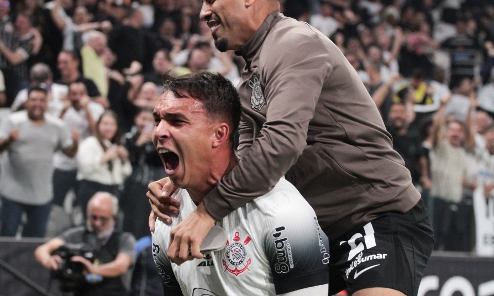 Garro marca duas vezes, Corinthians cede empate, mas acha gol salvador no fim e vence Vitória 
