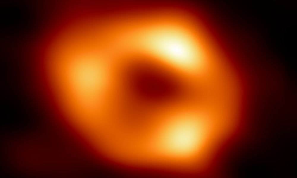 Cientistas divulgam imagem inédita do buraco negro no centro da Via Láctea; confira