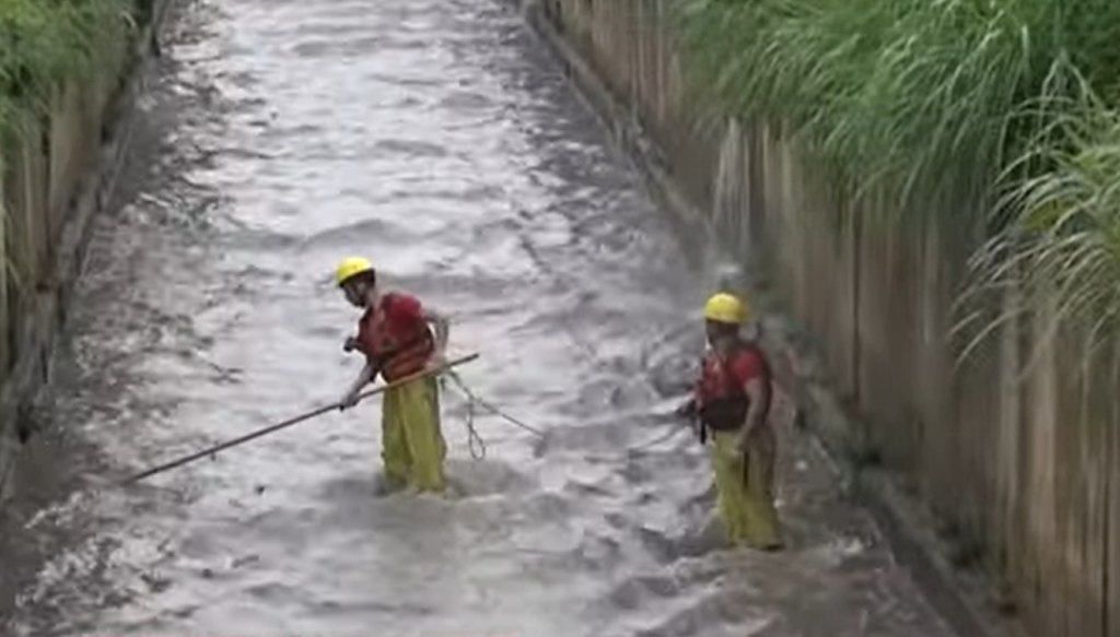 Bombeiros buscam criança que caiu em rio durante chuva em SP