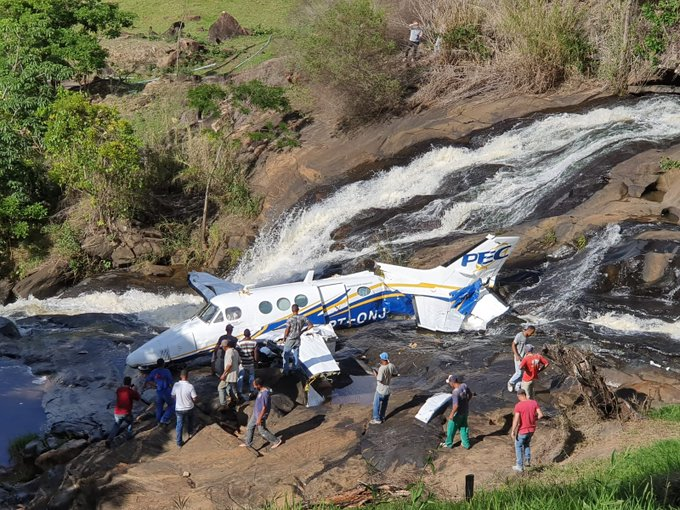 ‘Fuselagem ter ficado quase inteira é um indício de que o avião estava em baixa velocidade’, diz especialista em aviação