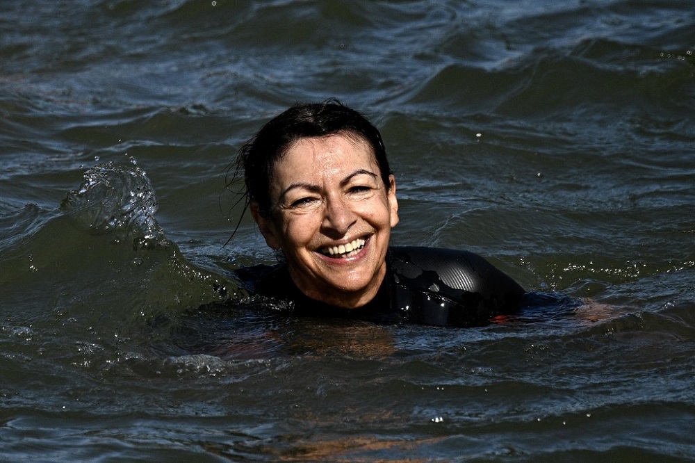 Prefeita de Paris mergulha no rio Sena a nove dias do início dos Jogos Olímpicos 