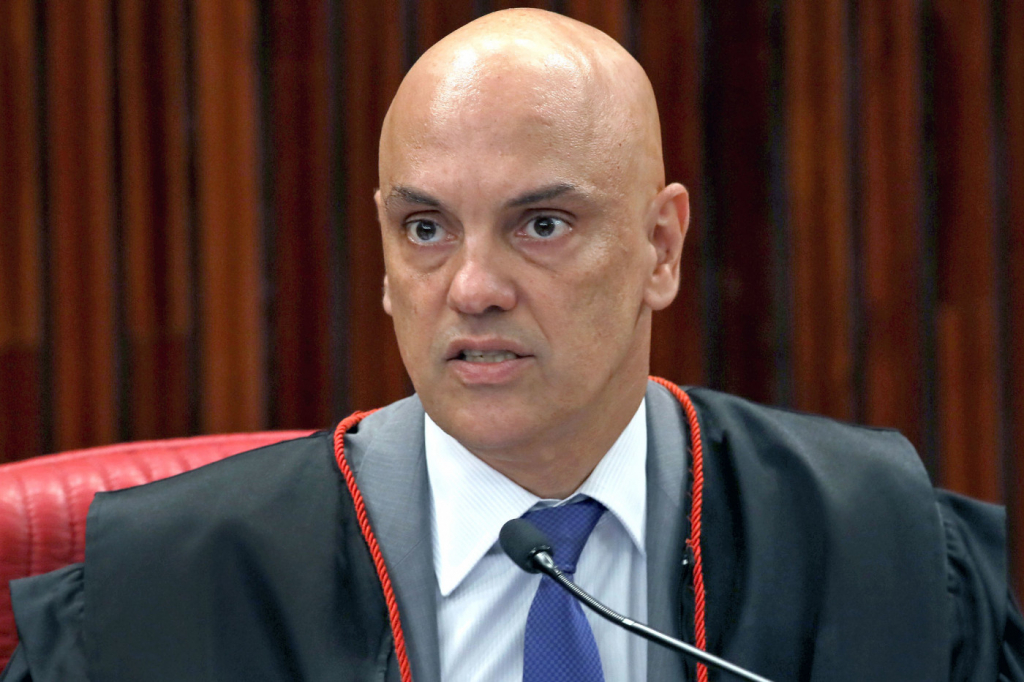 Justiça condena dois homens por protesto na casa de Alexandre de Moraes