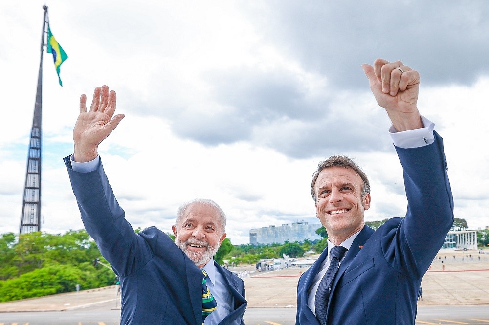 Ao lado de Lula, Macron diz que decisão de convidar Putin para o G20 precisa ser consensual