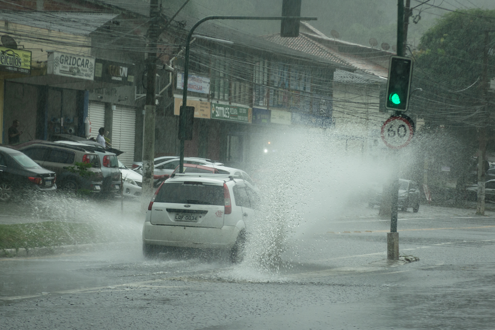 Petrópolis está em estado de alerta após chuvas intensas
