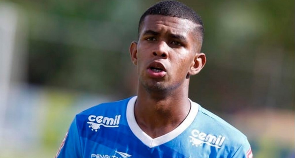 Morre jogador brasileiro de 24 anos que sofreu parada cardiorrespiratória em Portugal