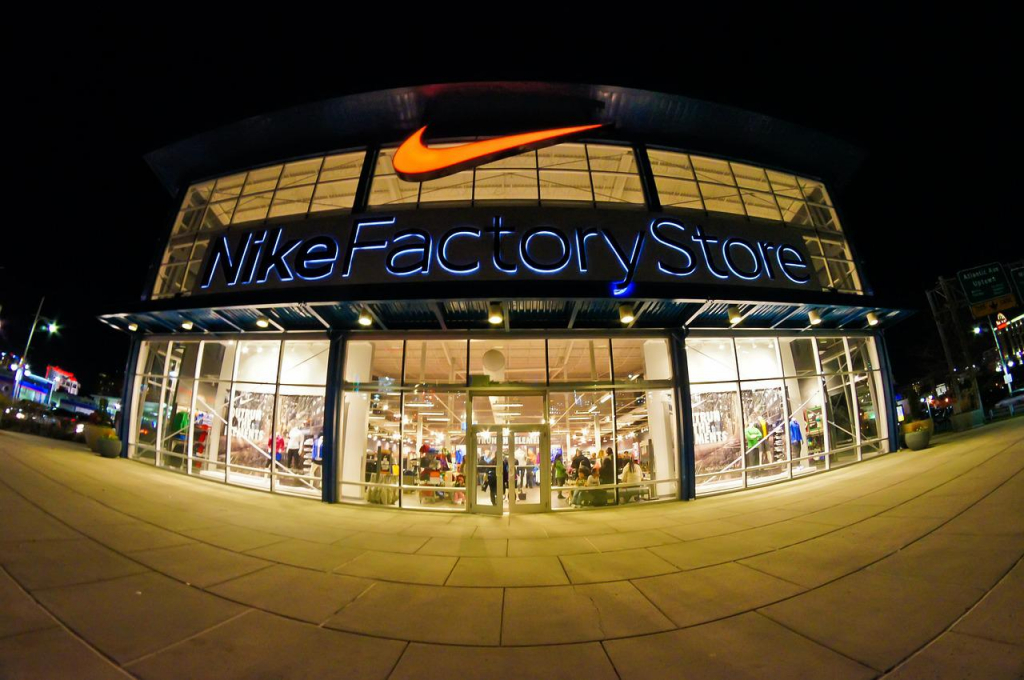 Nike anuncia que não reabrirá lojas na Rússia e abandona o país definitivamente