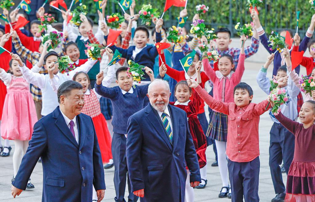 Lula é recebido por Xi Jinping, assina 14 acordos com a China e diz que país asiático é ‘parceiro preferencial’