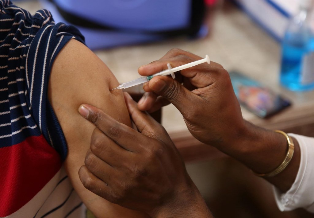 Mais da metade da população do Brasil já está totalmente vacinada contra a Covid-19