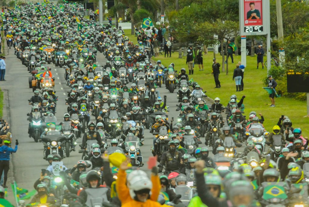 Bolsonaro participa de motociata em Florianópolis