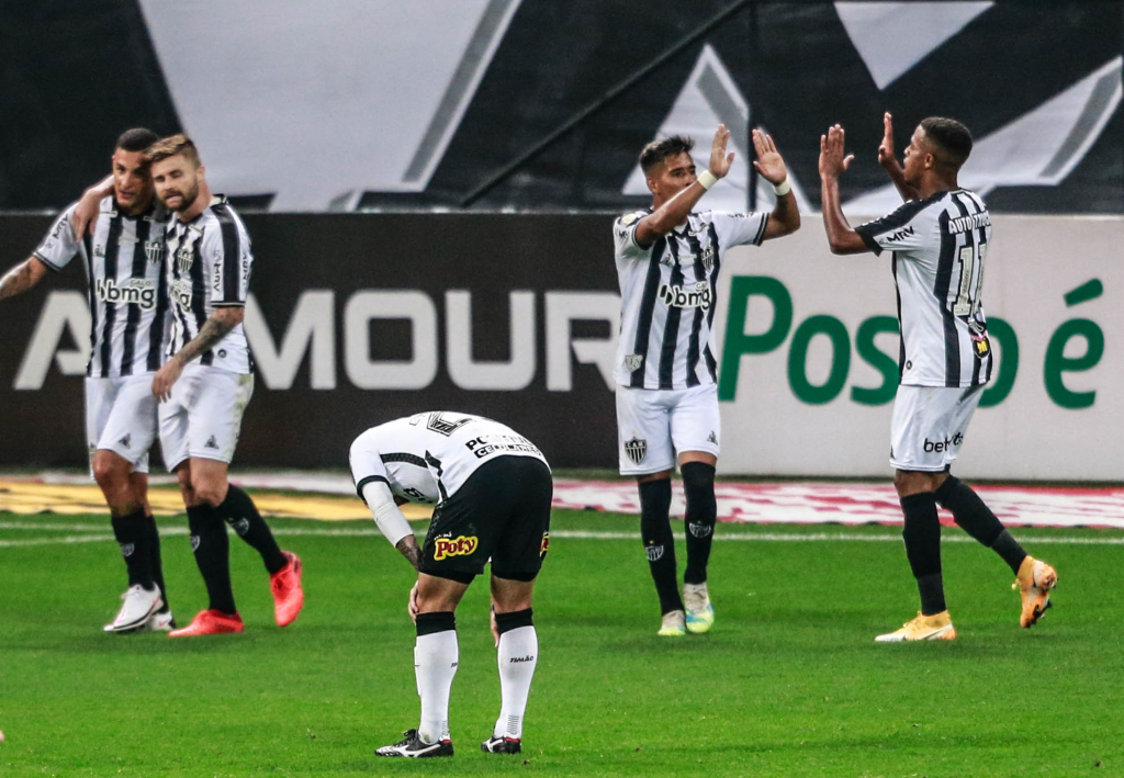 Apagado no segundo tempo, Corinthians leva virada do Atlético-MG e perde por 2 a 1
