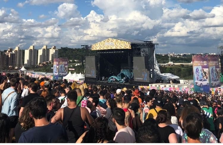 Após dois anos de pandemia, fãs extravasam alegria e lotam 2º dia do Lollapalooza 2022