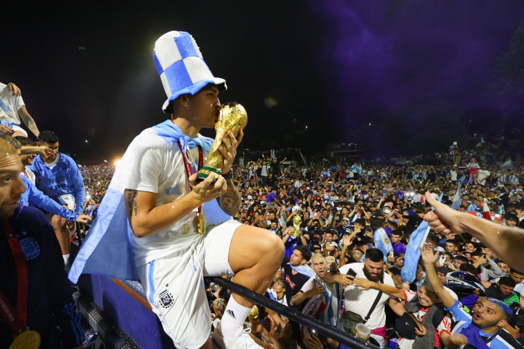 Seleção argentina é recebida por multidão em Buenos Aires; Messi e Di María passam por susto na comemoração
