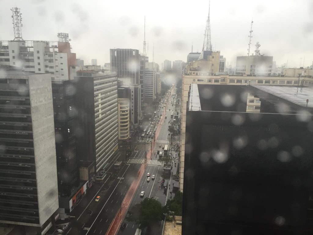 Frente fria derruba temperatura e máxima não passa dos 20°C em São Paulo