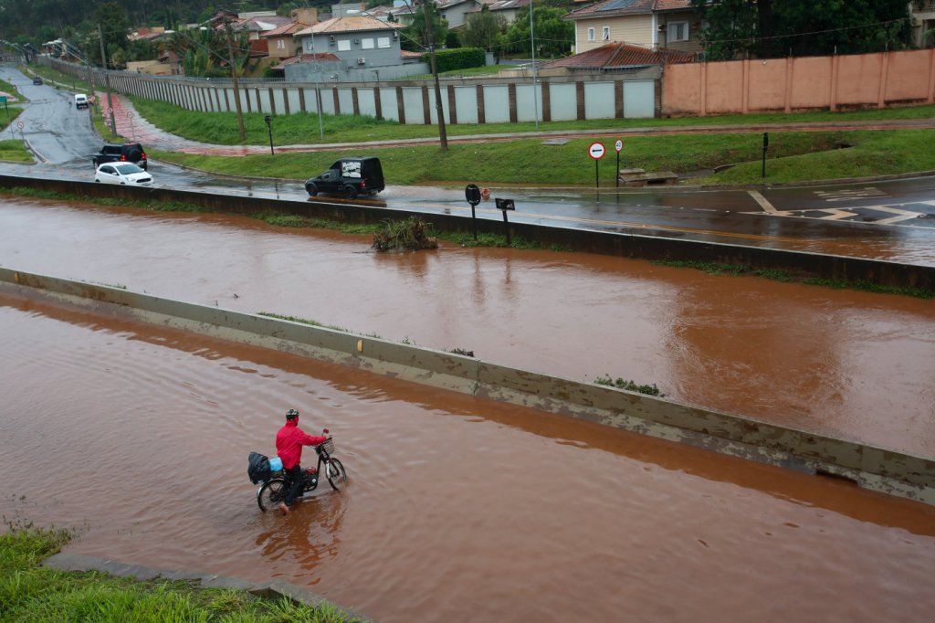 Semana começa com risco de inundações e enxurradas em SP; confira previsão para esta segunda