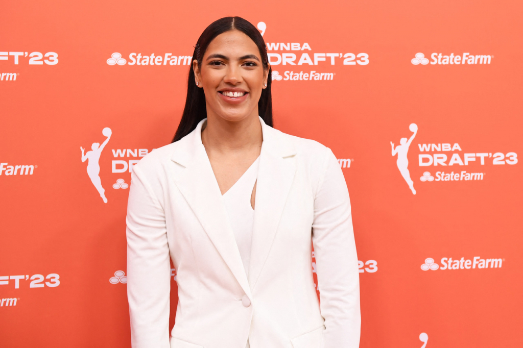 Brasileira de 22 anos é escolhida no draft da WNBA e entra para a história