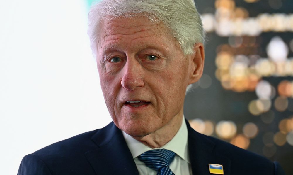 Bill Clinton aparece em documentos de abuso sexual e tráfico de crianças relacionado a Jeffrey Epstein