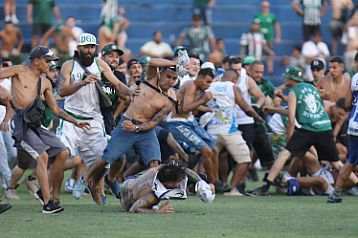 Coritiba x Cruzeiro: torcida invade gramado e jogo é interrompido