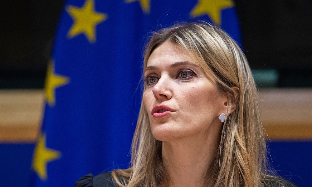Parlamento Europeu destitui vice-presidente Eva Kaili por suspeita de corrupção