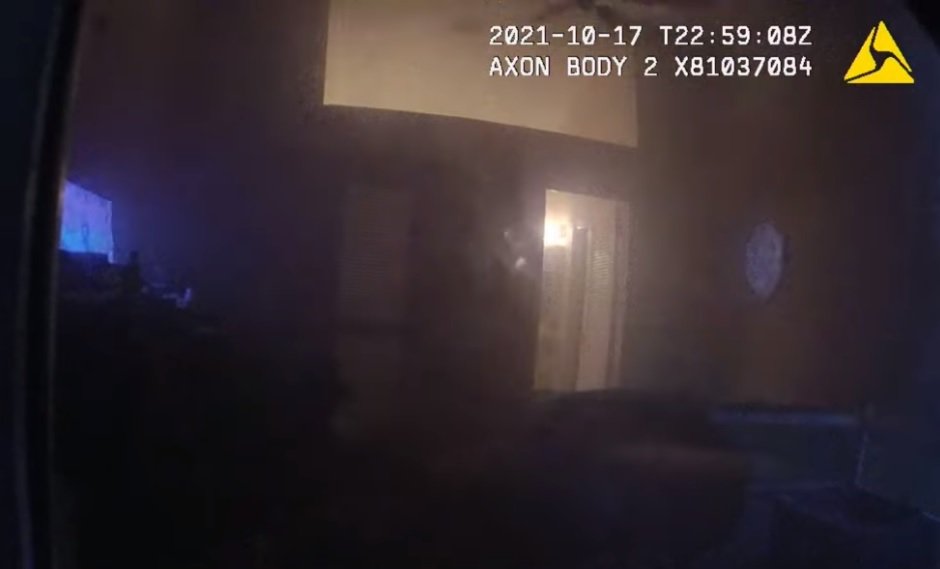 Policial salva criança de 3 anos de casa em chamas nos EUA; veja vídeo