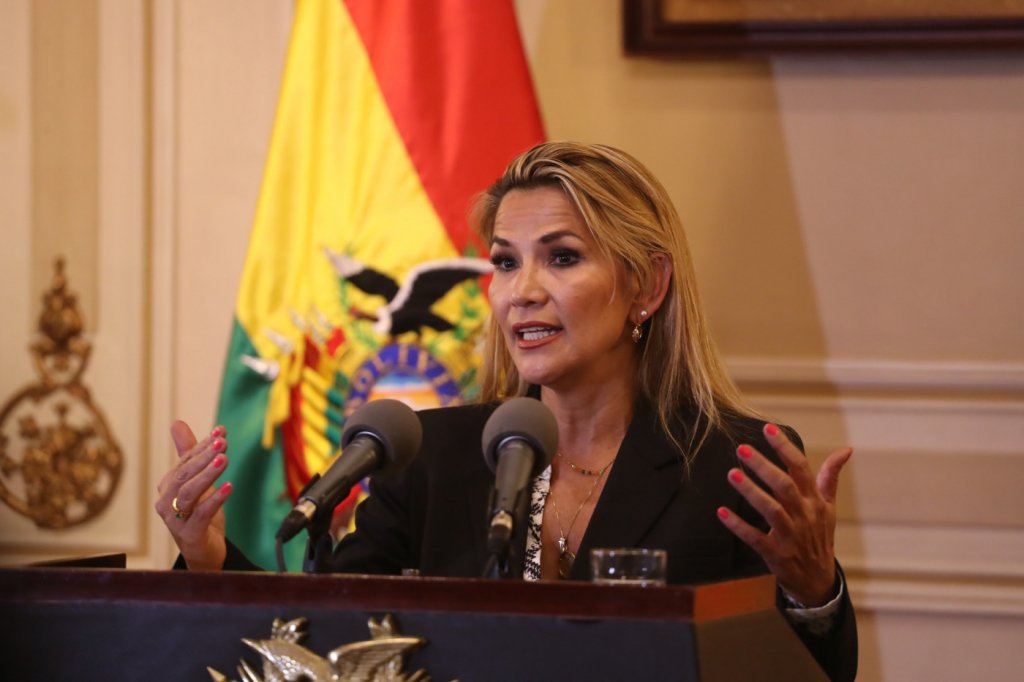 Jeanine Áñez, ex-presidente da Bolívia, é presa acusada de conspiração