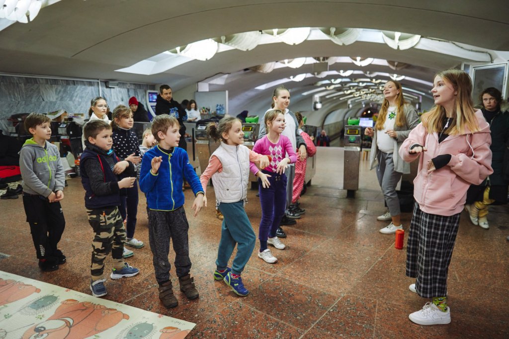 Creches na Ucrânia fazem exercício de ataque aéreo em volta às aulas