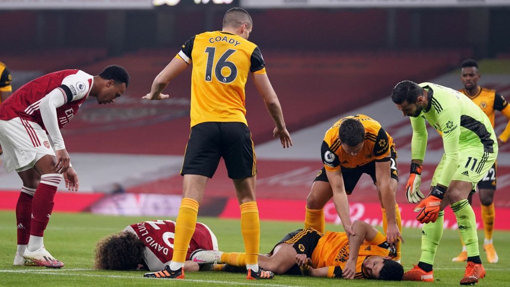 Premier League: Jogador passa por cirurgia no crânio após choque violento com David Luiz