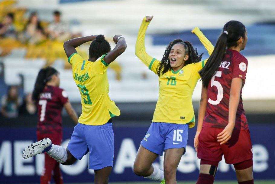 Seleção feminina brasileira desembarca na Espanha para amistosos