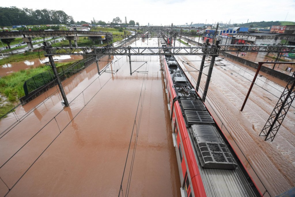 Chuvas causam alagamentos no ABC paulista e prejudicam circulação de trens da CPTM