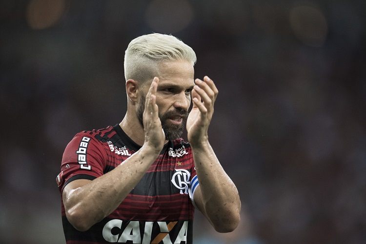 Torcida pede saída de Diego Ribas do Flamengo após rumores de ‘panelinha’ no elenco