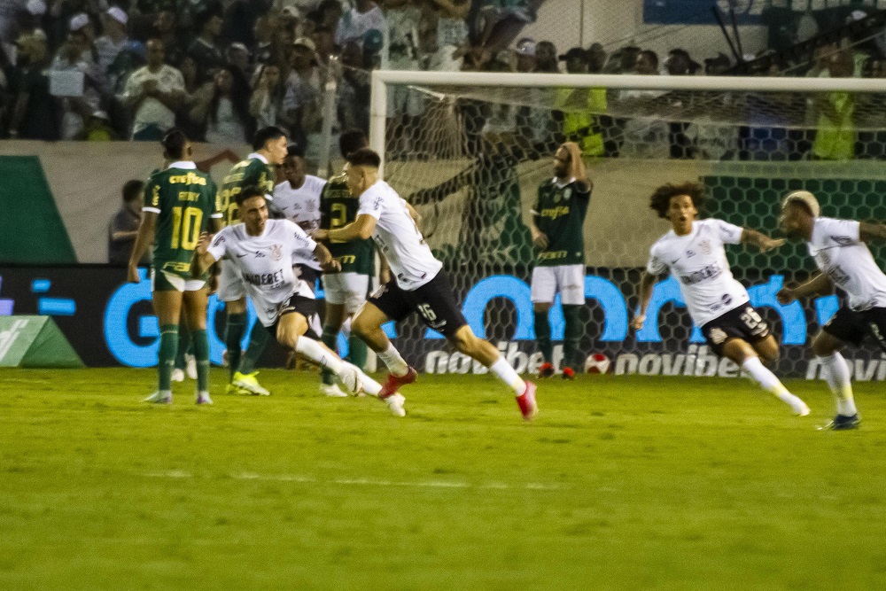 Com dois a menos e zagueiro no gol, Corinthians busca empate heroico contra o Palmeiras