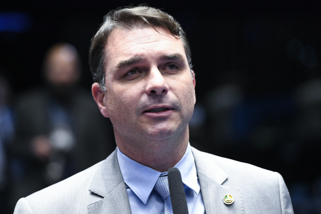 ‘Presidente deve apresentar números melhores que de governos passados no evento’, diz Flávio Bolsonaro