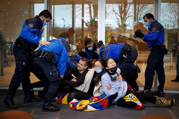Estudantes tibetanos se algemam em sede do COI para protestar contra Jogos de Inverno em Pequim