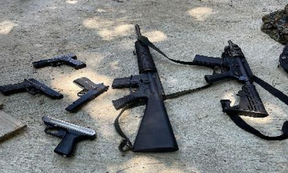 Polícia do RJ prende quatro integrantes da milícia de Ronnie Lessa e Suel em operação contra comércio ilegal de armas