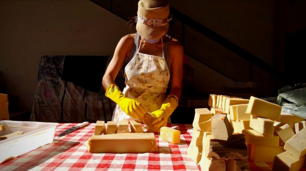 Produção de sabão para moradores de rua ajuda na renda de mulheres em São Paulo