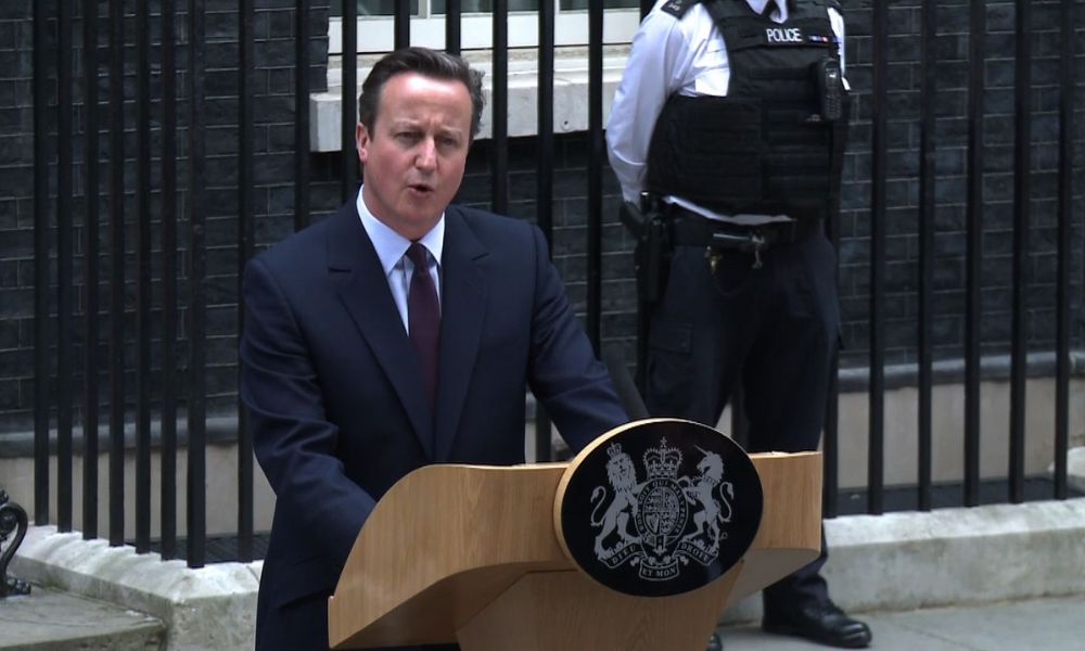 Ex-premiê David Cameron retorna ao governo britânico 7 anos após ser afastado por derrota no Brexit