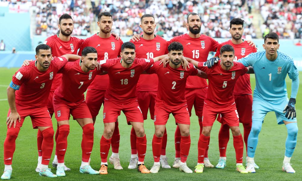 Jogadores do Irã não cantam hino em estreia na Copa; torcedores prestam apoio a protestos