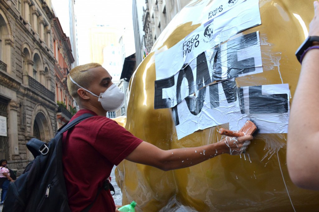 Escultura do Touro de Ouro da B3 é alvo de vandalismo em São Paulo um dia após inauguração
