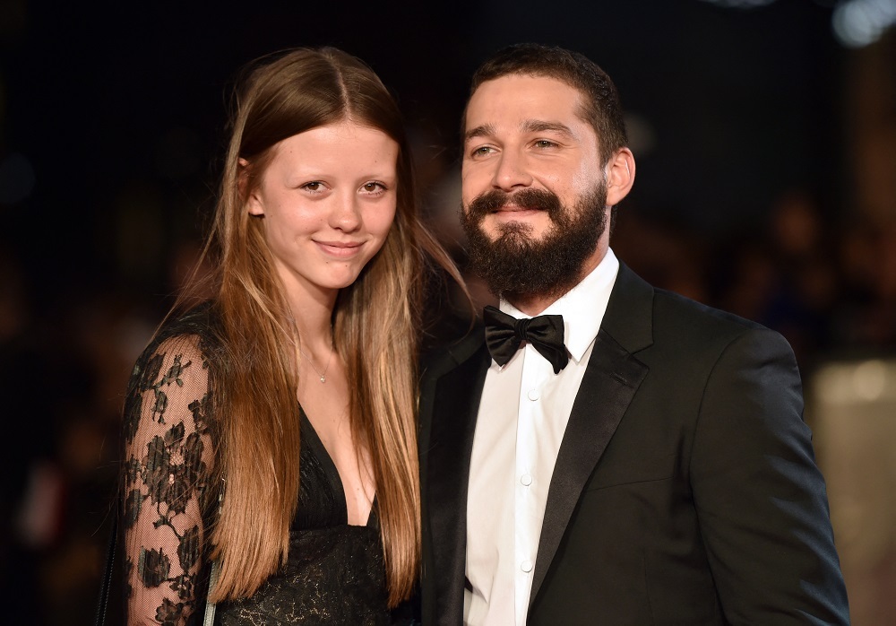 Shia LaBeouf é visto sem aliança, gerando rumores de separação de Mia Goth