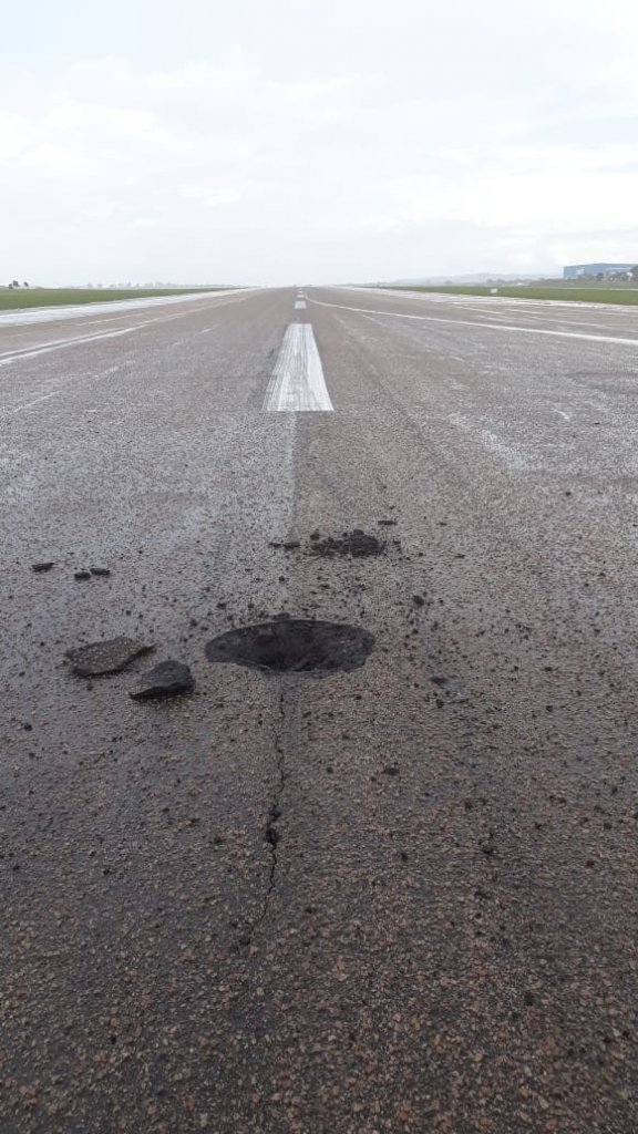Raio abre buraco na pista do aeroporto de Viracopos e interrompe voos