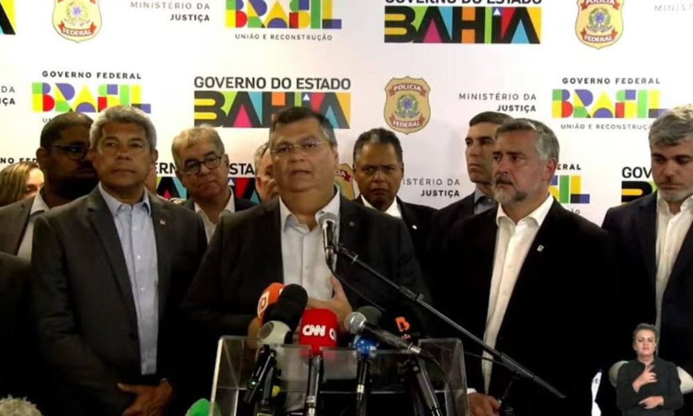 Dino anuncia verbas para segurança na Bahia após nova chacina e volta a criticar liberação de armas