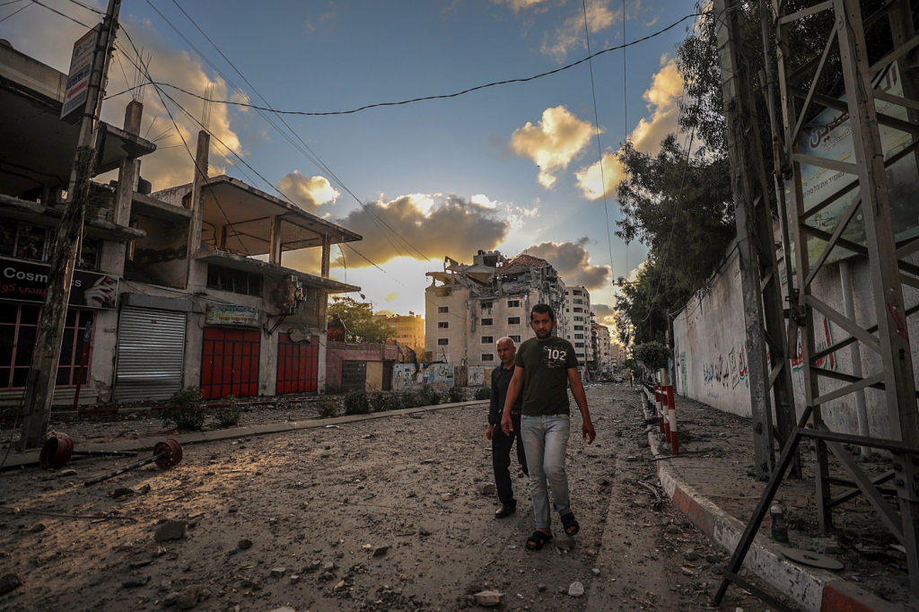 Israel e Hamas iniciam cessar-fogo na Faixa de Gaza sob clima de desconfiança
